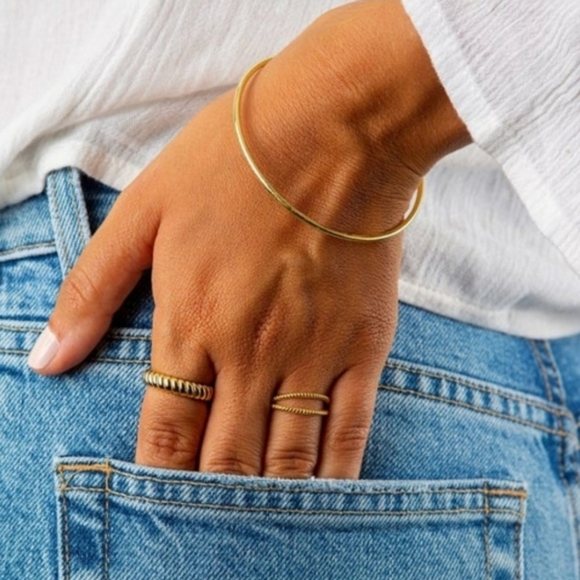 NWT Minimalist Bangle Bracelet Gold Filled 6.5cm inner diameter - Picture 2 of 4